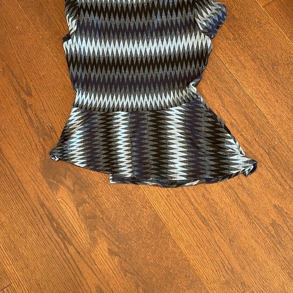 BCBG MaxAzria Short Sleeve Top Size M - Picture 5 of 5